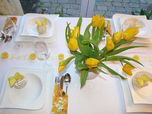 Gelber Mustertisch 2. Gelbe Tulpen, Schmetterlinge und Rattanherzen. Tischdekoration zur Hochzeit und Tipps.